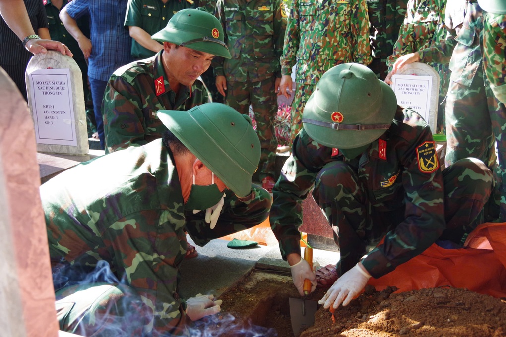 Lấy mẫu, số hóa thông tin hài cốt liệt sỹ tại nghĩa trang Trường Sơn - 2