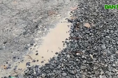 Video: Dân khốn khổ vì đường xuống cấp