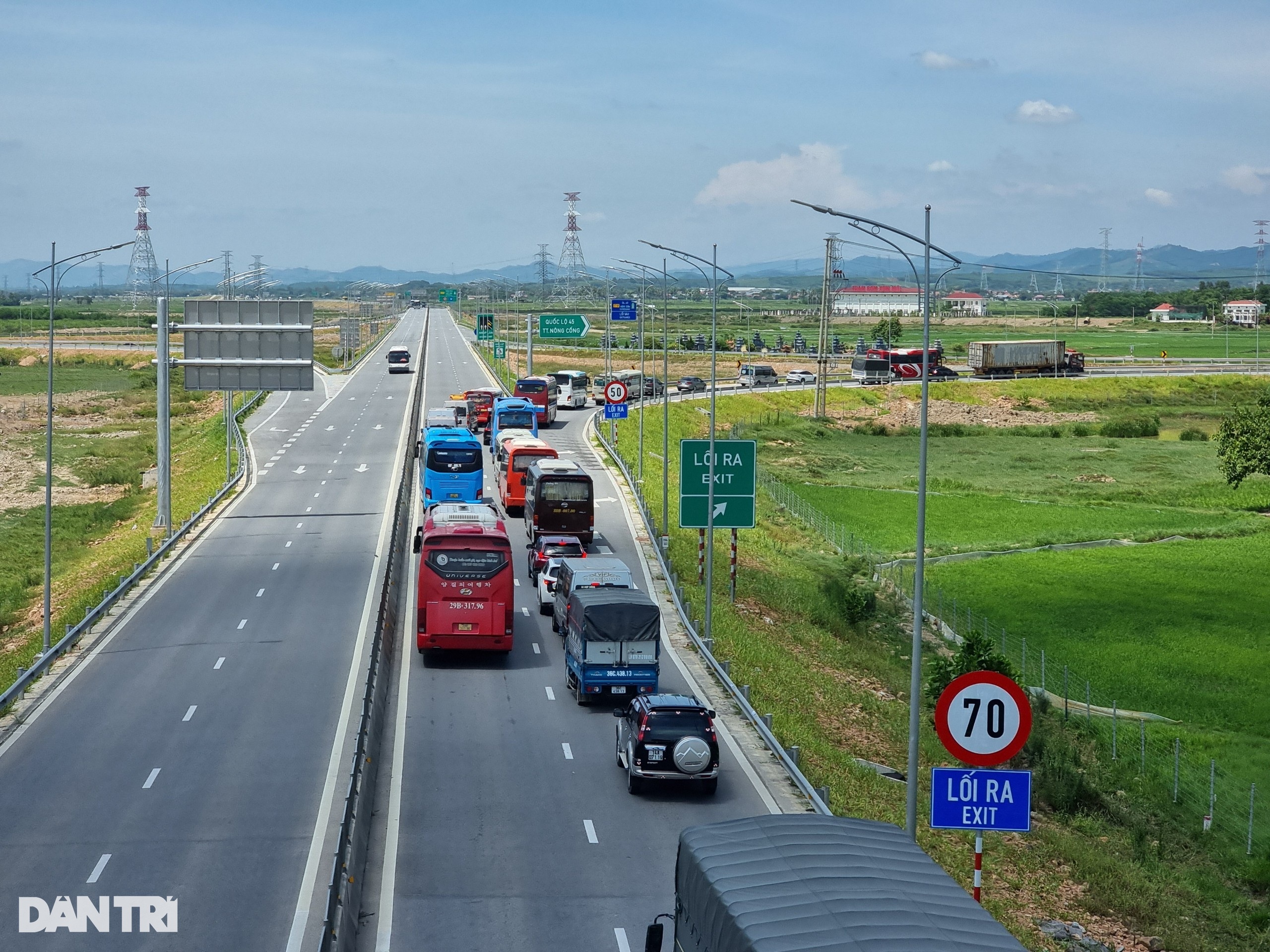 Sốt ruột vì cao tốc 2 làn xe suốt ngày ùn tắc - 3