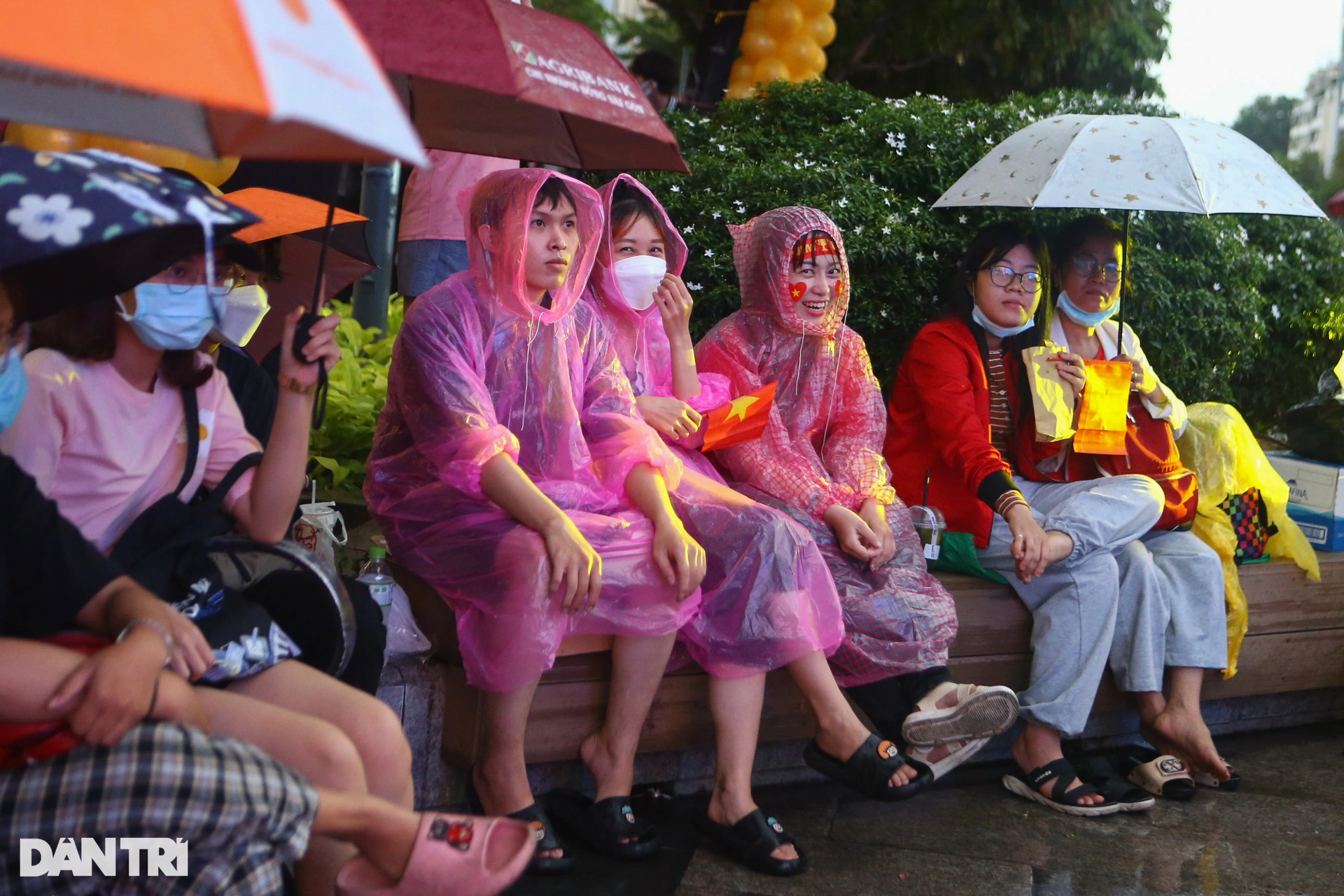 Người hâm mộ đội mưa múa lân, bưng mâm lễ hết mình cổ vũ tuyển U23 Việt Nam - 22