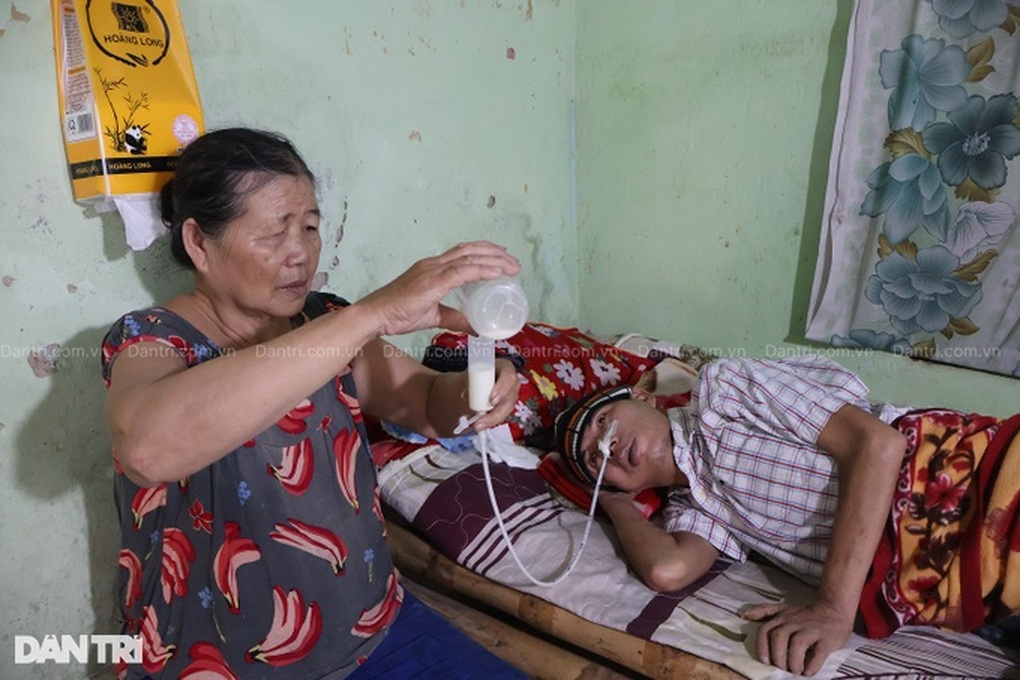 Cha mẹ già nuôi con trai liệt giường và cháu nội bị mẹ bỏ từ bé - 3 Cha mẹ già nuôi con trai liệt giường và cháu nội bị mẹ bỏ từ bé - 3
