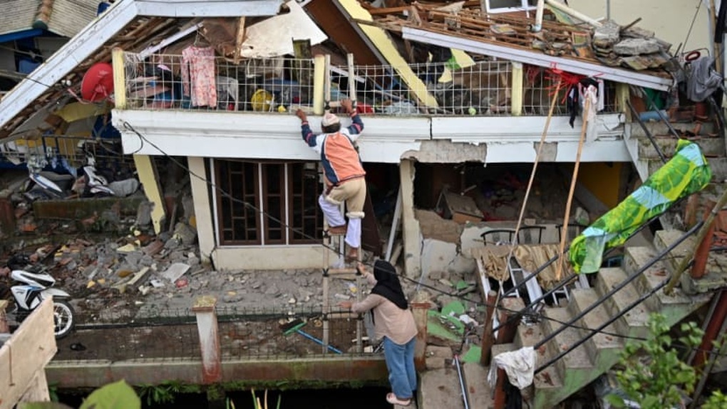 Indonesia chạy đua tìm người sống sót sau động đất kinh hoàng - 5 Indonesia chạy đua tìm người sống sót sau động đất kinh hoàng - 5