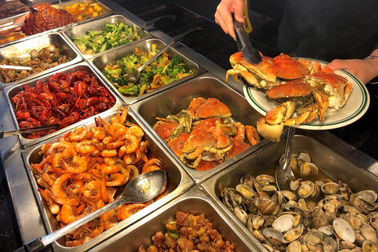 Sợ bị phạt nặng, khách Trung Quốc trút vội đồ ăn thừa sang nồi lẩu người lạ