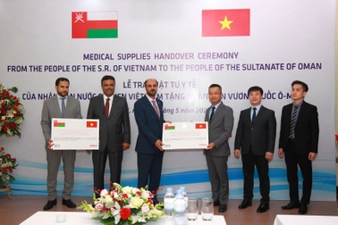 Oman tiếp nhận món quà 100.000 khẩu trang y tế từ Việt Nam