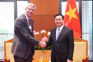 Phó Thủ tướng Vương Đình Huệ đề nghị HSBC giúp Việt Nam xử lý nợ xấu