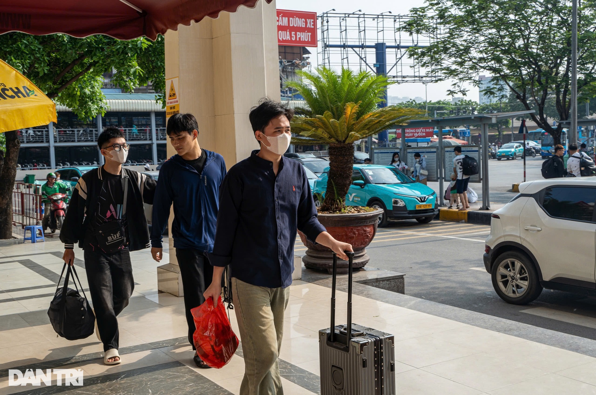 Đông nghịt người về quê nghỉ lễ 30/4, Vành đai 3 trên cao ùn tắc hơn 5km - 9 Đông nghịt người về quê nghỉ lễ 30/4, Vành đai 3 trên cao ùn tắc hơn 5km - 9