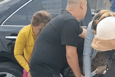 Ba mẹ con bị khởi tố vì đánh ghen, lột đồ cô gái trên phố