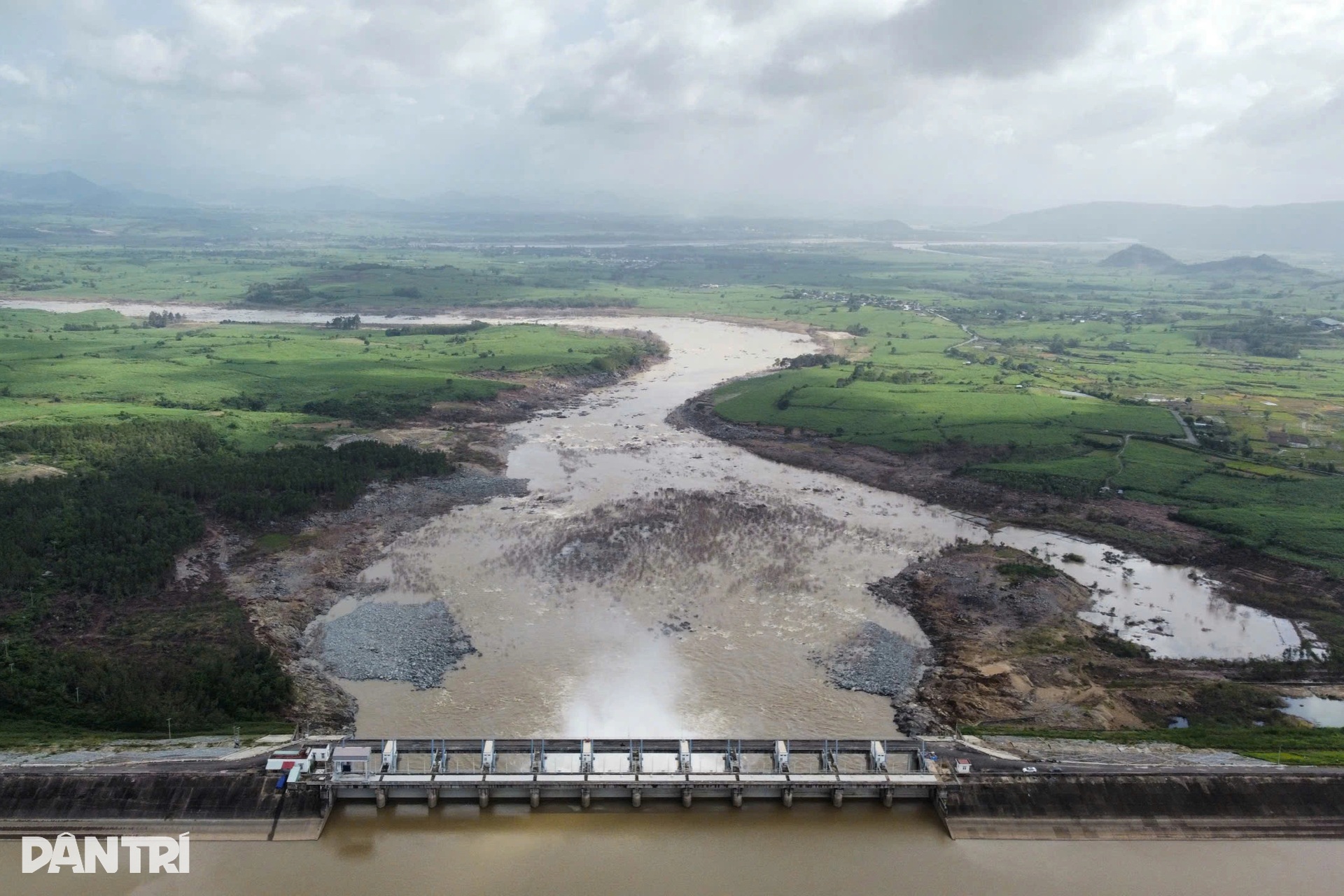 Xóm nằm dưới cửa xả Thủy điện Sông Ba Hạ xơ xác sau lũ dữ - 10 Xóm nằm dưới cửa xả Thủy điện Sông Ba Hạ xơ xác sau lũ dữ - 10