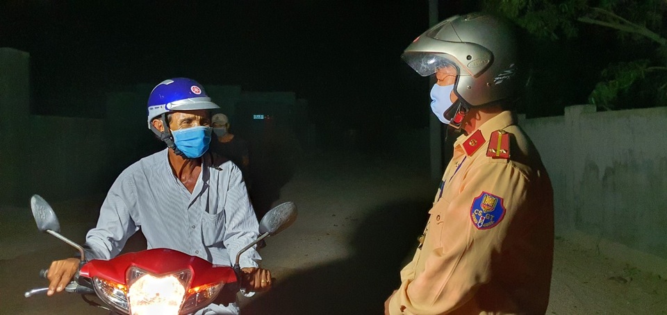 Quá vui mừng vì được gỡ phong tỏa, cả thôn quên giãn cách xã hội - 6