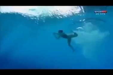 Chết cười màn trình diễn không thể tệ hơn trong cuộc thi nhảy cầu quốc tế