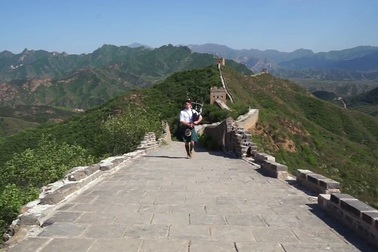 Chàng trai mặc váy du lịch khắp nơi, nổi như cồn nhờ tài lẻ thú vị