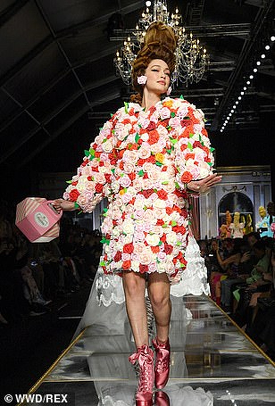 Gigi Hadid và dàn người mẫu mặc váy lạ mắt - 5