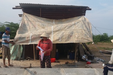 Đập nhà giao mặt bằng, 14 hộ dân phải ở trong... lều