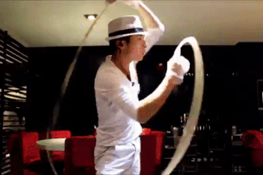 Bồi bàn nhảy sexy khiến thực khách mải ngắm quên ăn