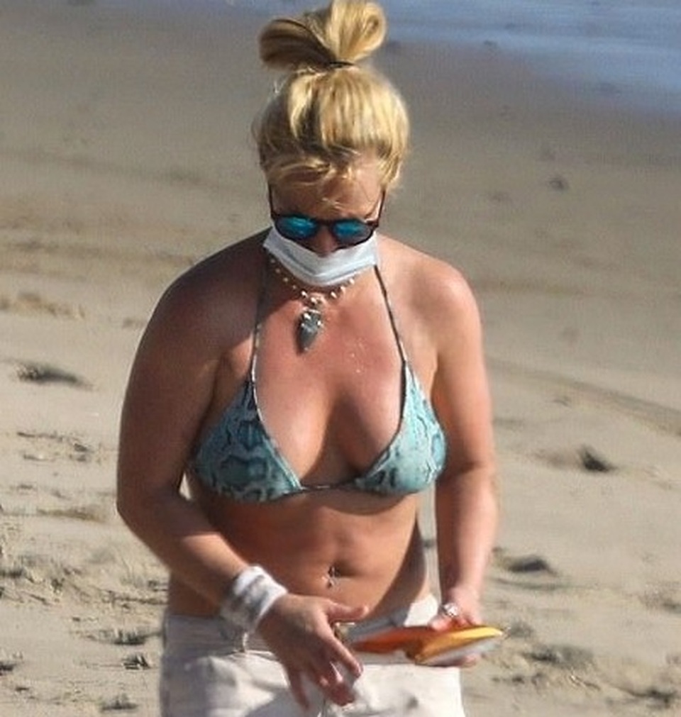 Cuối tuần, Britney và dàn người đẹp cùng khoe dáng - 3