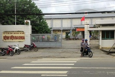 Mưa giông "giật" đổ cây cổ thụ, 2 người chết, 3 người bị thương