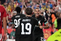 Man Utd bất ngờ "phơi áo" trước Liverpool