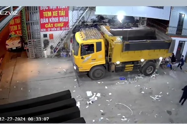 Tài xế xe ben lùi bất cẩn, suýt đè trúng người phía sau