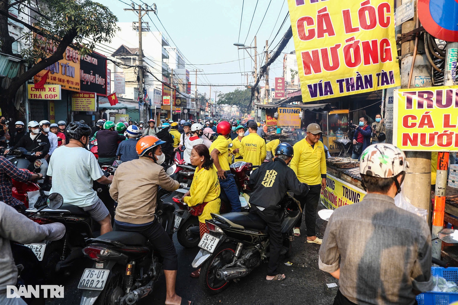 Phố cá lóc nướng, tiệm vịt quay ở TPHCM chật kín người ngày vía Thần Tài - 4 Phố cá lóc nướng, tiệm vịt quay ở TPHCM chật kín người ngày vía Thần Tài - 4