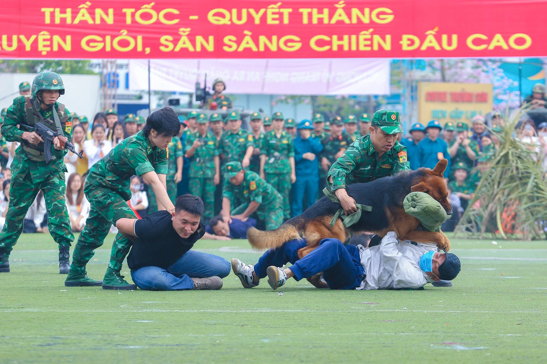 Nữ trinh sát biên phòng tay không bắt đối tượng buôn bán ma túy - 13 Nữ trinh sát biên phòng tay không bắt đối tượng buôn bán ma túy - 13
