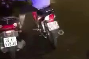 Nam thanh niên điều khiển hai xe máy cùng lúc như diễn xiếc trên phố