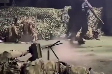 Lính Nga thực hành "đấu súng" trong trường bắn, khoa mục khắc nghiệt