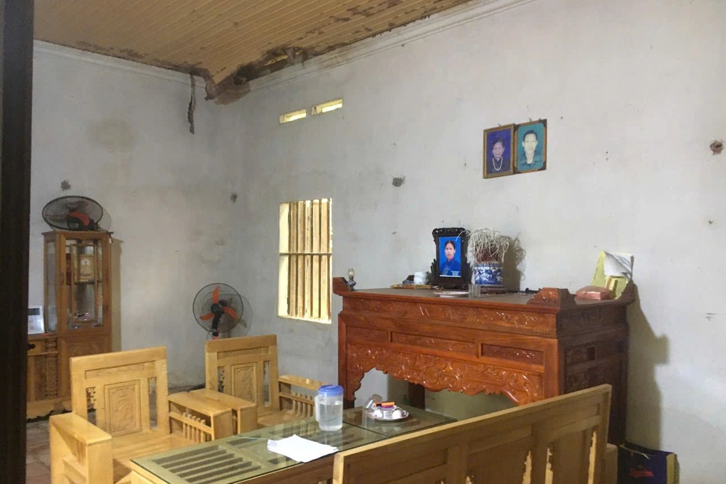 Cô gái mua quần áo giấy, vàng mã mời cả nhà dự lễ tốt nghiệp ở Hà Nội - 3