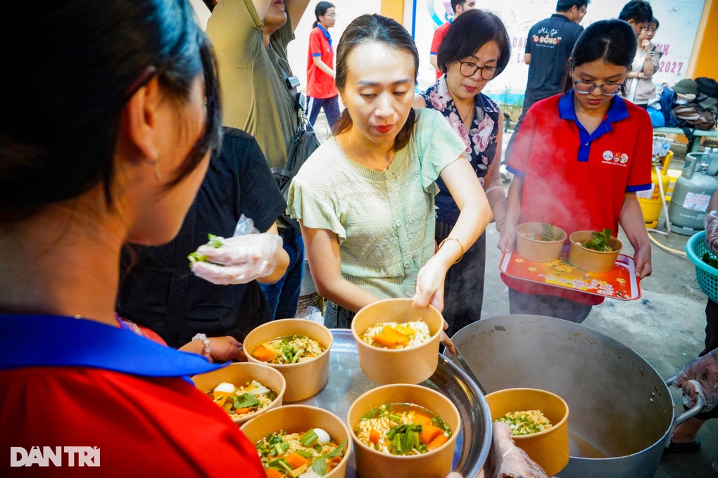 Anh xe ôm, đạo diễn… gác việc đi nấu mì 0 đồng cho người dưng - 5 Anh xe ôm, đạo diễn… gác việc đi nấu mì 0 đồng cho người dưng - 5