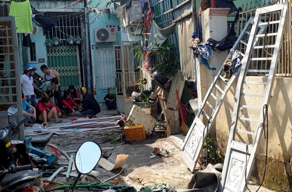 Nổ lớn trong khu dân cư, 1 người bị thương, 4 căn nhà hư hỏng - 2 Nổ lớn trong khu dân cư, 1 người bị thương, 4 căn nhà hư hỏng - 2