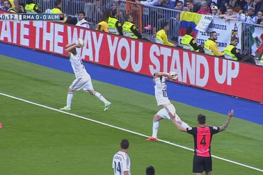 Hài hước với pha ném biên “song kiếm hợp bích” của Real Madrid