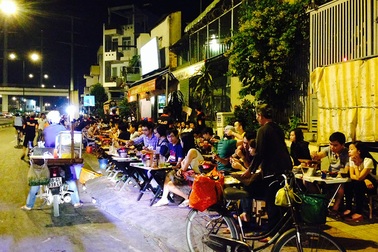 Quán nhậu “dã chiến” bủa vây đại lộ đẹp nhất Sài Gòn dịp Tết