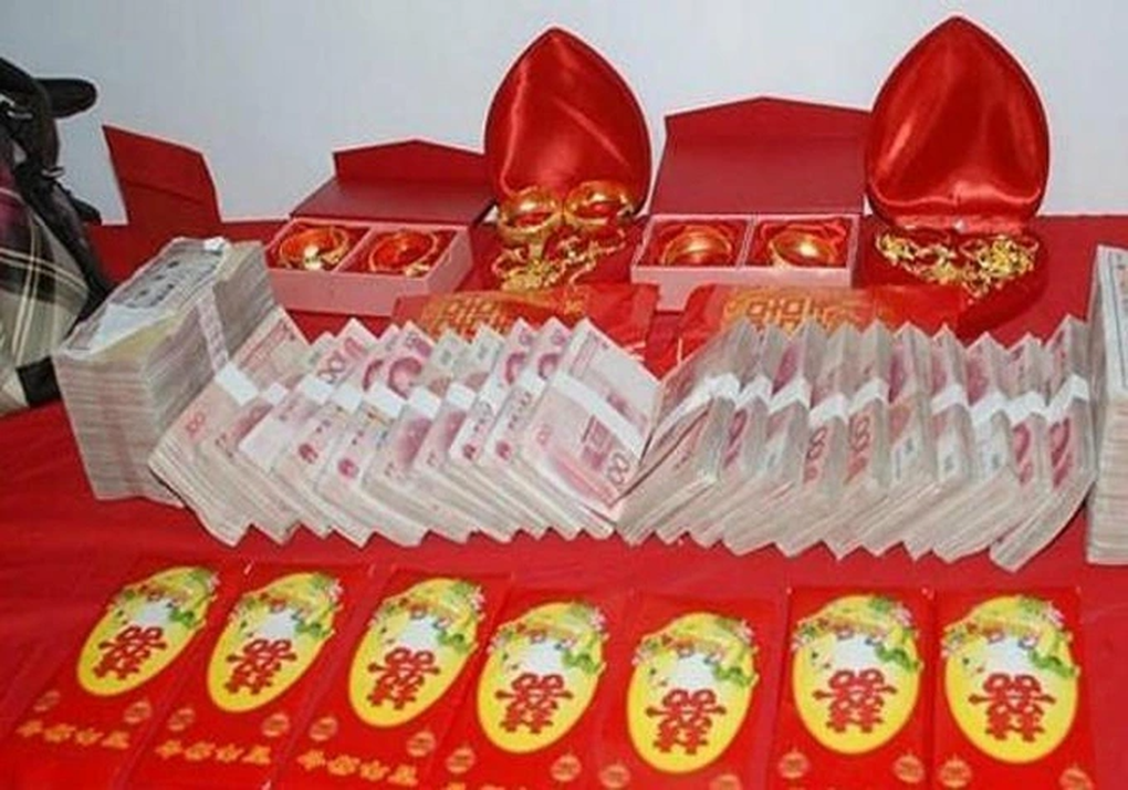 Dùng xe bọc thép chở hơn 33 tỷ đồng tiền mặt và vàng làm sính lễ cưới vợ - 2 Dùng xe bọc thép chở hơn 33 tỷ đồng tiền mặt và vàng làm sính lễ cưới vợ - 2