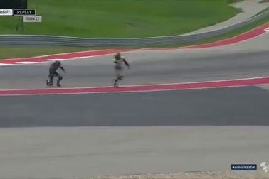 Tai nạn cực kì nguy hiểm của Cal Crutchlow và Bradley Smith