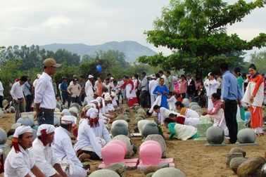 Đồng bào Chăm đi tảo mộ đầu năm Tết Ramưwan