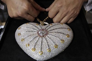 Chiếc ví đính 4.500 viên kim cương