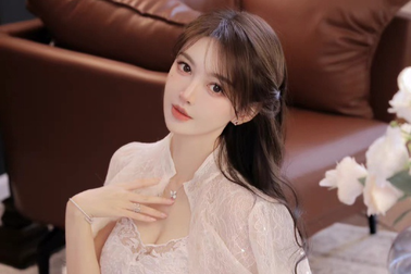 Bạn gái hot girl chấp nhận chuyện tình trong "bóng tối" với Huỳnh Hiểu Minh