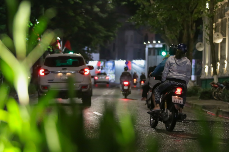 Hà Nội: Đường phố lặng lẽ trong đêm cuối cách ly toàn xã hội - 3 Hà Nội: Đường phố lặng lẽ trong đêm cuối cách ly toàn xã hội - 3
