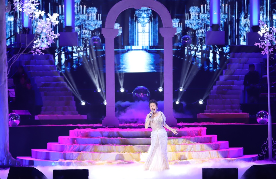 Hồ Quỳnh Hương biểu diễn trên sân khấu gây bất ngờ với khán giả Thủ đô - 1