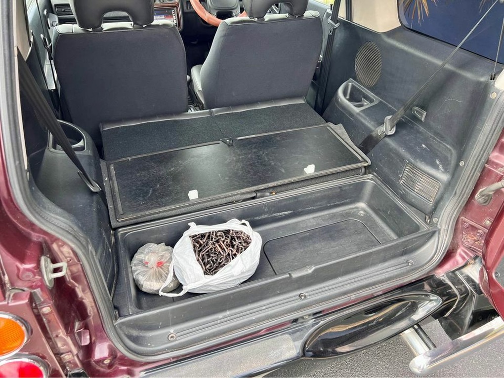 Cũng là Mitsubishi Pajero nhưng chiếc xe này rất khác lạ - 7 Cũng là Mitsubishi Pajero nhưng chiếc xe này rất khác lạ - 7