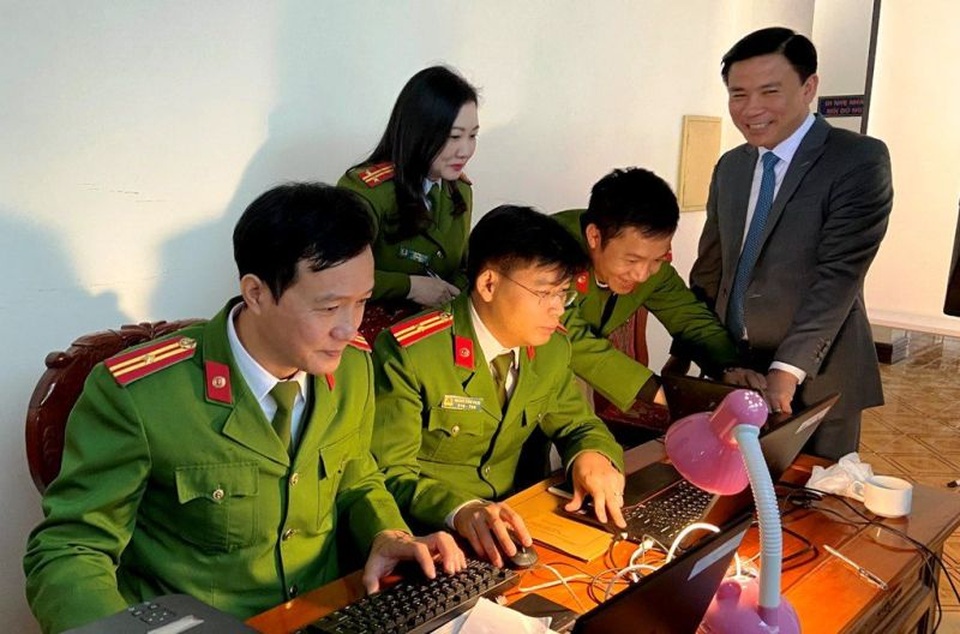 Cấp thẻ căn cước công dân gắn chíp điện tử cho nhiều lãnh đạo tỉnh - 1 Cấp thẻ căn cước công dân gắn chíp điện tử cho nhiều lãnh đạo tỉnh - 1