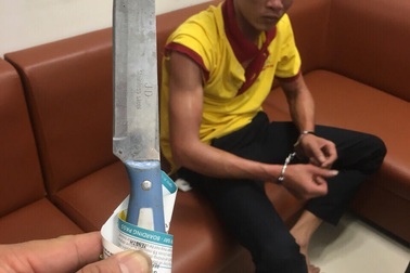 Nhân viên an ninh hàng không bị tấn công bằng dao