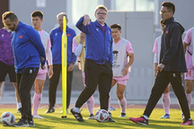 Báo Trung Quốc dự đoán HLV Troussier rất dễ bị sa thải