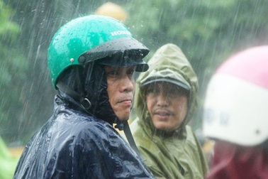 Ánh mắt khắc khoải trong mưa chờ con thi