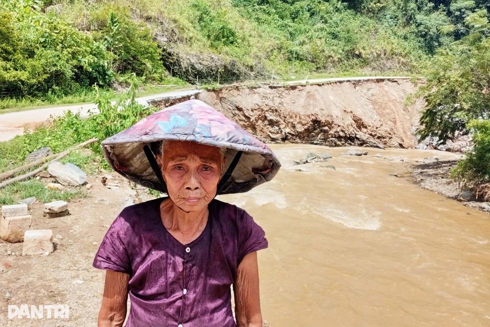 Miền Trung bão chồng bão: “Nhà mất, nợ còn, không biết bắt đầu lại từ đâu” - 3 Miền Trung bão chồng bão: “Nhà mất, nợ còn, không biết bắt đầu lại từ đâu” - 3