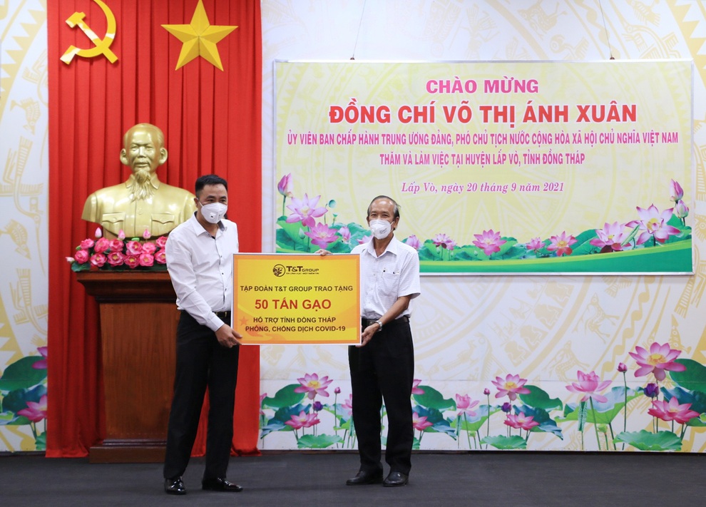 TT Group trao tặng 140.000 bộ kit test nhanh và 150 tấn gạo hỗ trợ một số tỉnh phía Nam - 2 TT Group trao tặng 140.000 bộ kit test nhanh và 150 tấn gạo hỗ trợ một số tỉnh phía Nam - 2