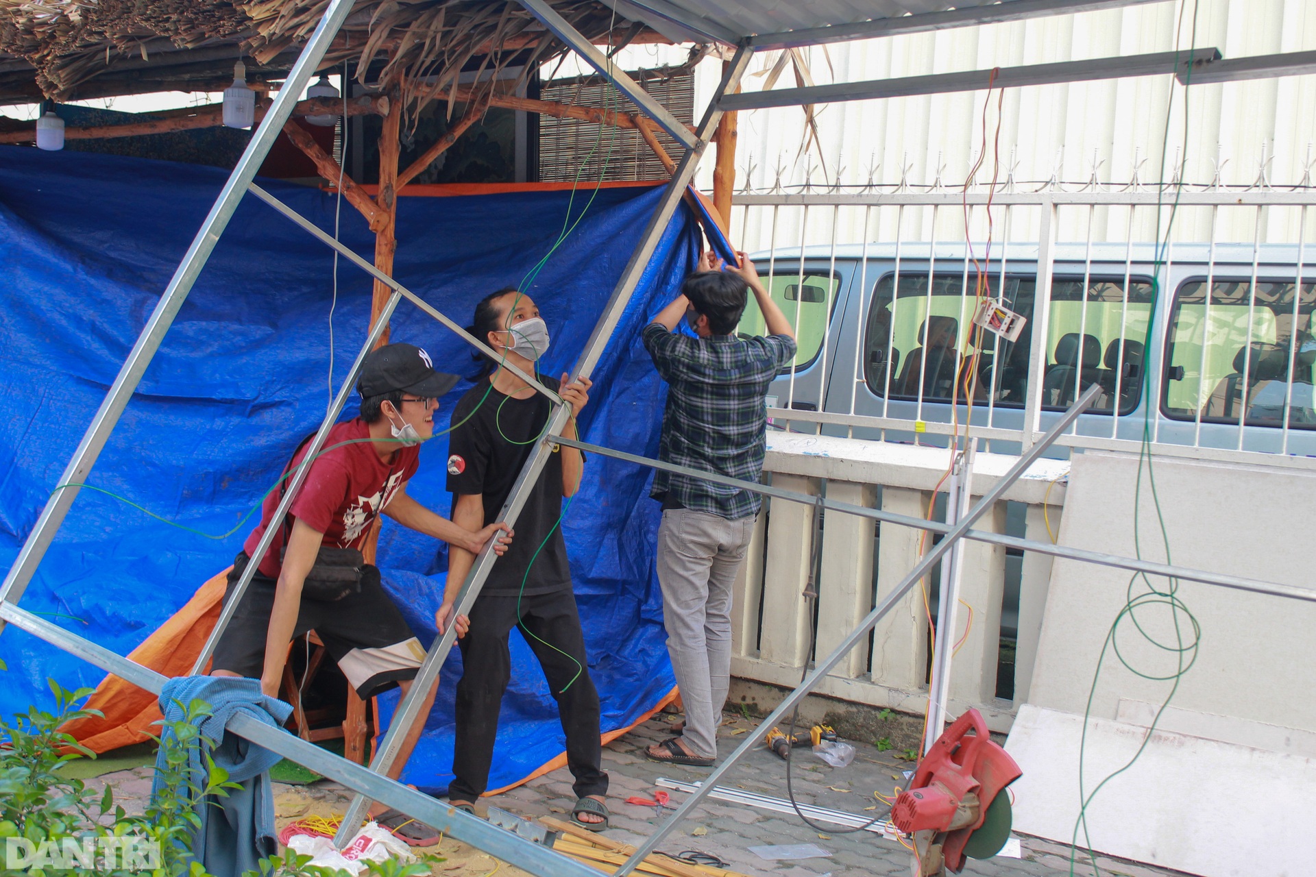 Phố ông đồ lớn nhất TPHCM trước giờ khai mạc - 2 Phố ông đồ lớn nhất TPHCM trước giờ khai mạc - 2
