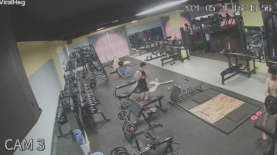 Hú hồn cảnh quạt trần bất ngờ hạ cánh trong phòng gym - 1