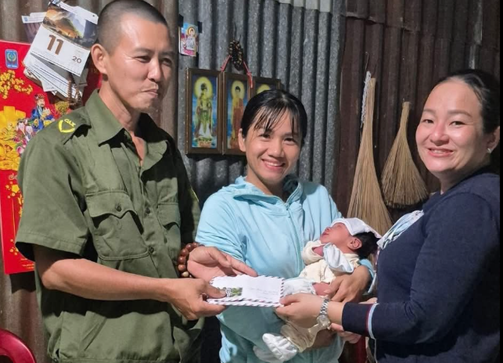 Bé một ngày tuổi bị bỏ rơi vì mẹ còn đi học, lỡ dại - 1 Bé một ngày tuổi bị bỏ rơi vì mẹ còn đi học, lỡ dại - 1