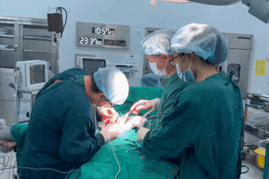 5 giờ đồng hồ "nín thở" cắt khối u gan nặng 1,5kg