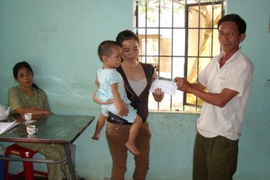 Cháu bé bị cha chém trọng thương nhận quà bạn đọc